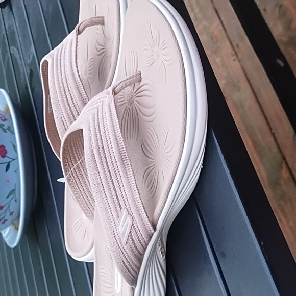 Skechers Women's Tan Flip Flops - Picture 2 of 8